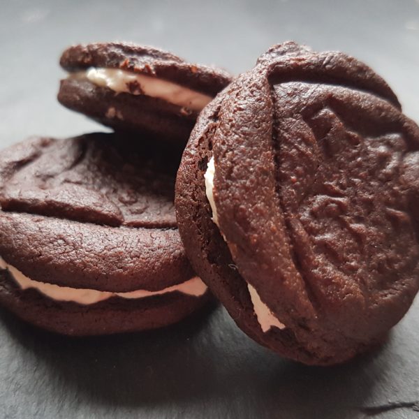 Biscuits cacao fourrés vanille